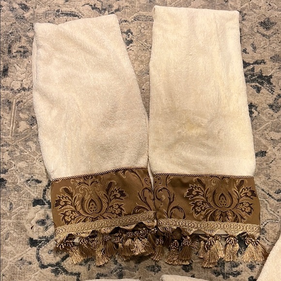 Elegant Cream and Brown Tasseled Towels - Picture 2 of 7